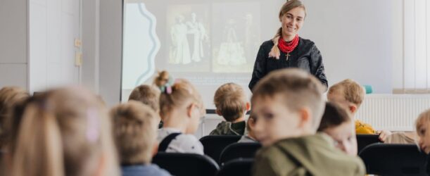 WYSTRÓJ SIĘ W STRÓJ: KOBIETA ODŚWIĘTNA