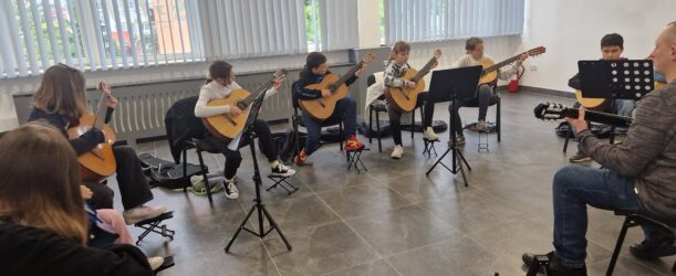 BYTOMSKIE WIBRACJE MUZYCZNE: MELODIA STRUN